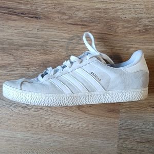 Addidas Gazelle Grey & White stripped shoe